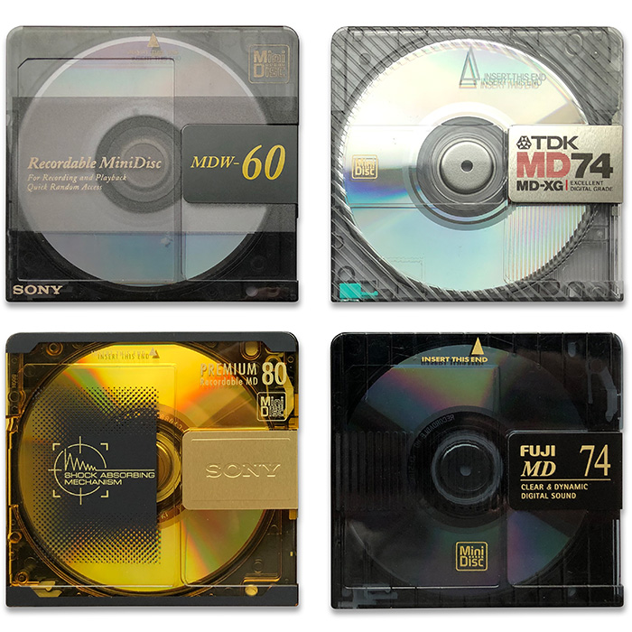Vier verschiedene MiniDiscs: Sony, TDK und Fuji.